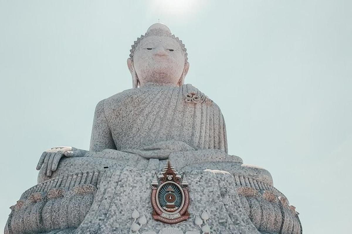 una grande statua di una donna seduta in cima