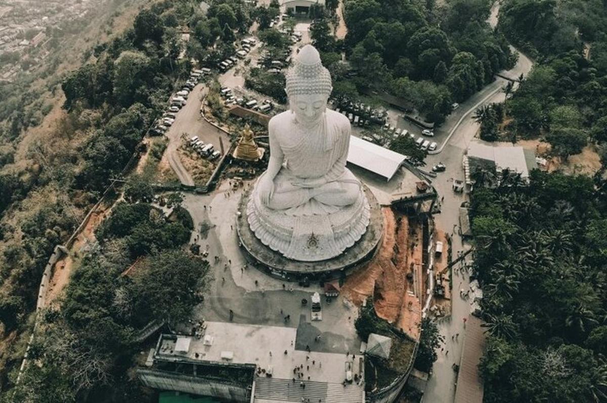 una vista aerea di una grande statua di un Buddha gigante