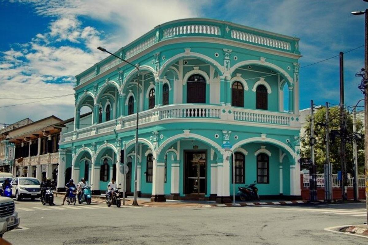 un edificio blu e bianco su una strada cittadina