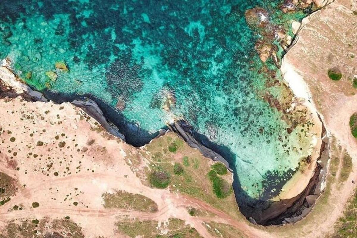 pogled iz zraka na ocean in plažo