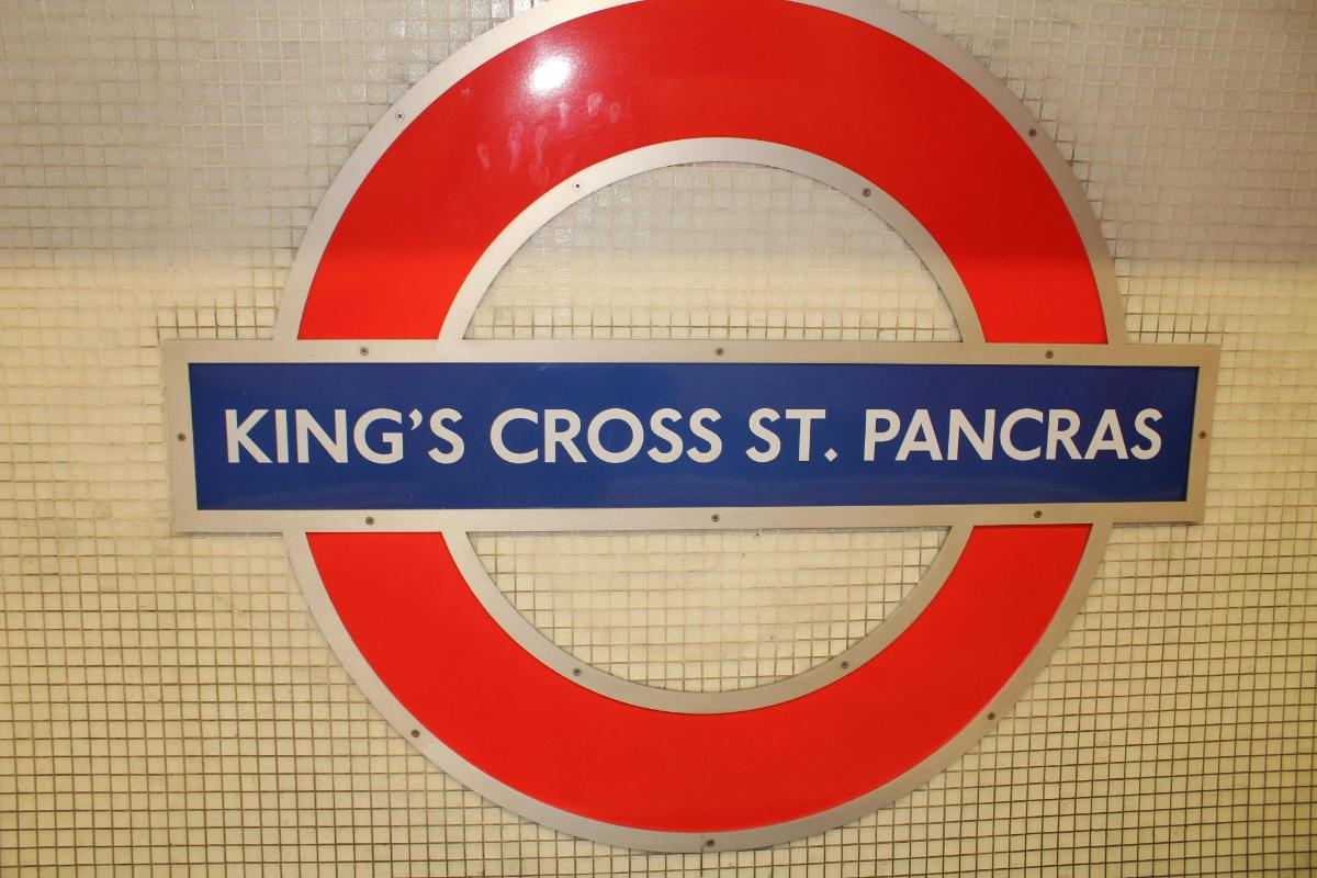 cedule s nápisem Kings Cross St. St. Francis