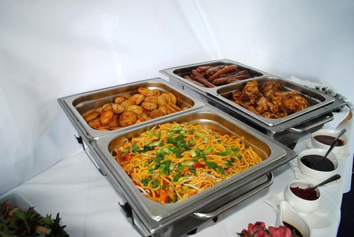 isang mesa na may tatlong tray ng pagkain