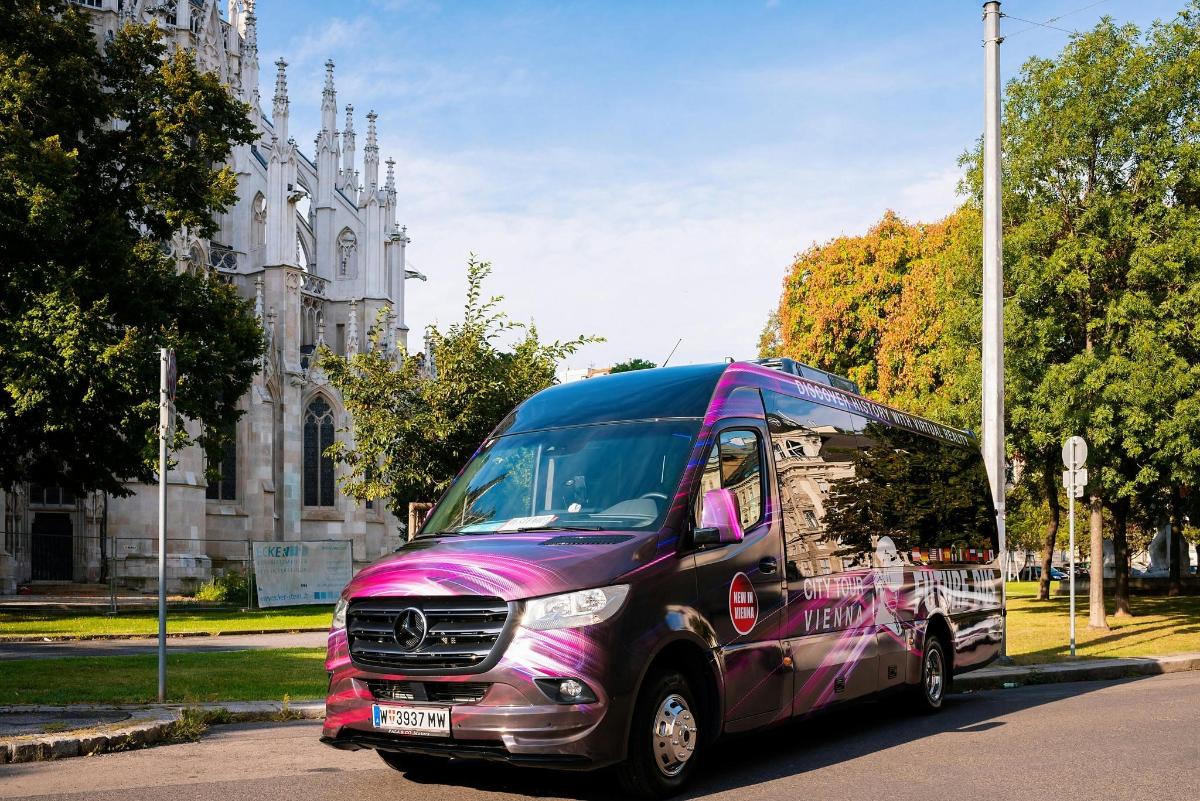 ein lila Bus, der vor einem Gebäude parkt