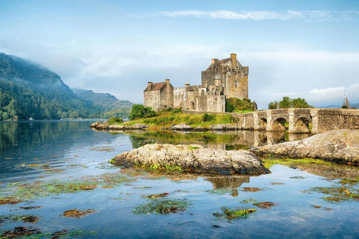 un castello su un'isola in uno specchio d'acqua