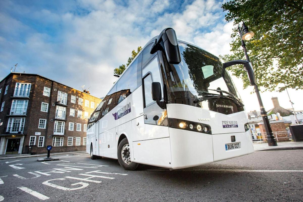 valge buss on pargitud linnatänavale