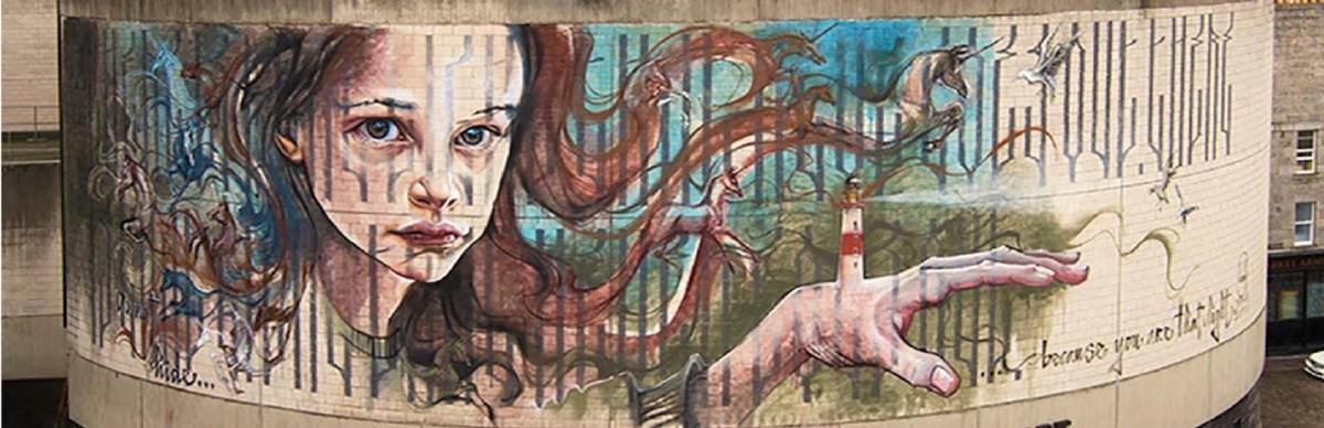 Un barril de madera con una pintura de una mujer.