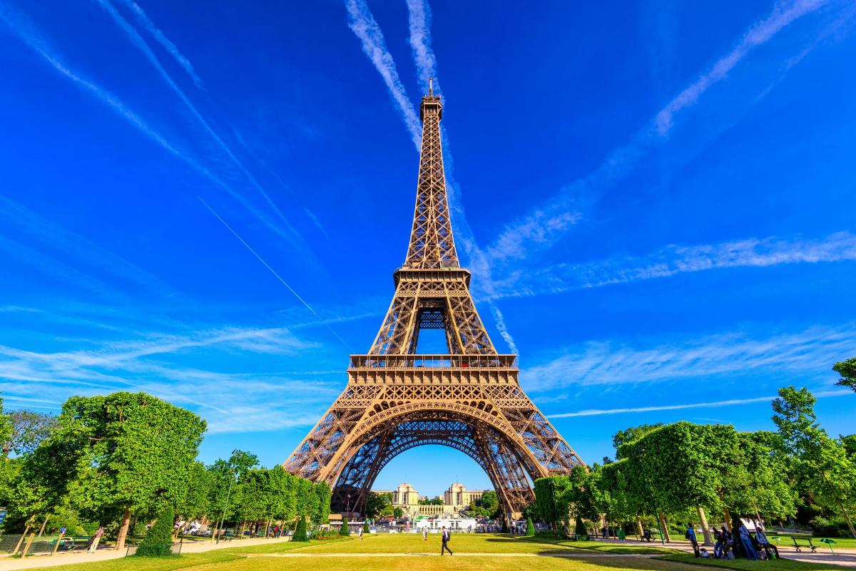 una vista de la Torre Eiffel en París