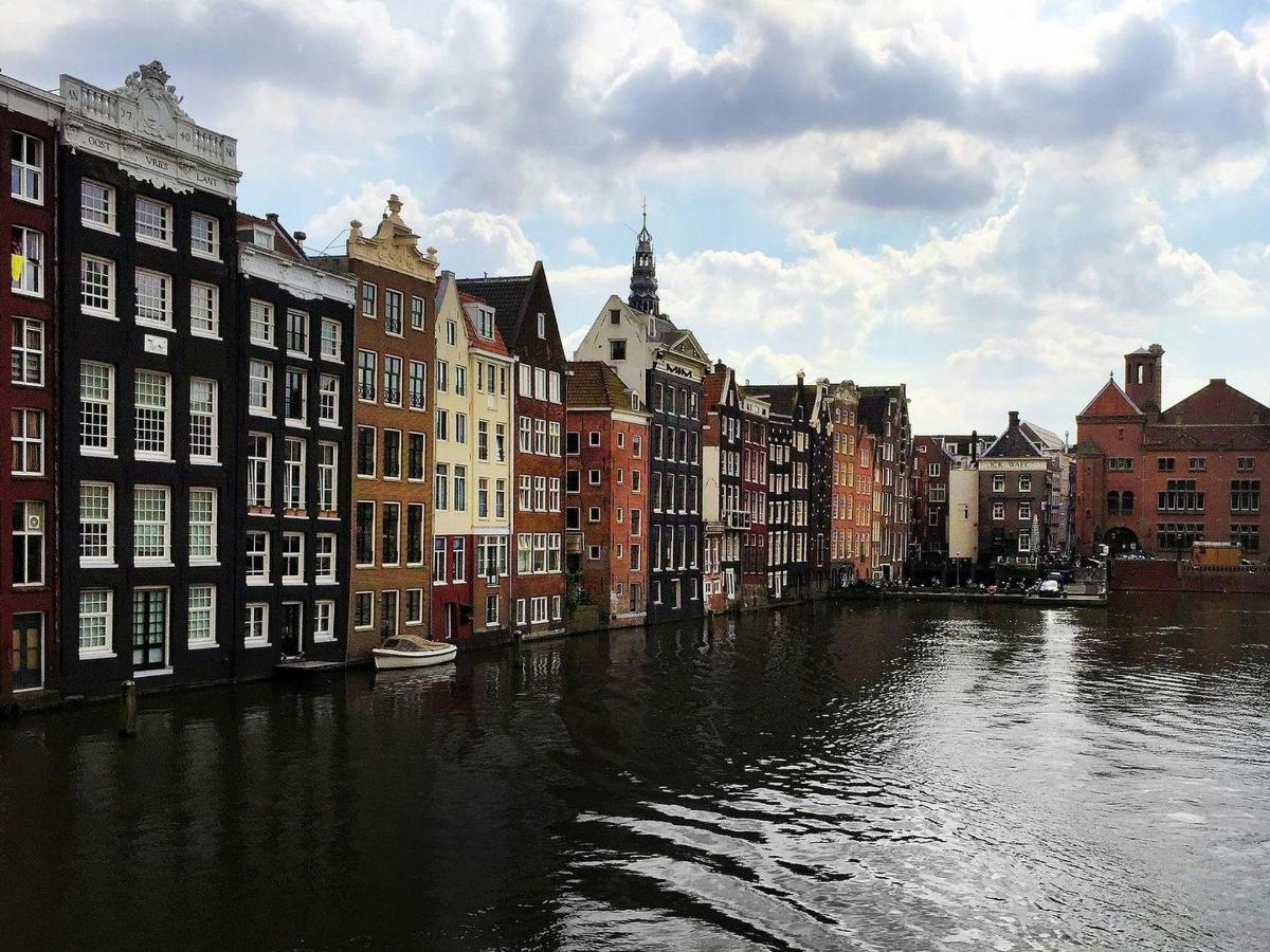Una vista de un canal en una ciudad con edificios.
