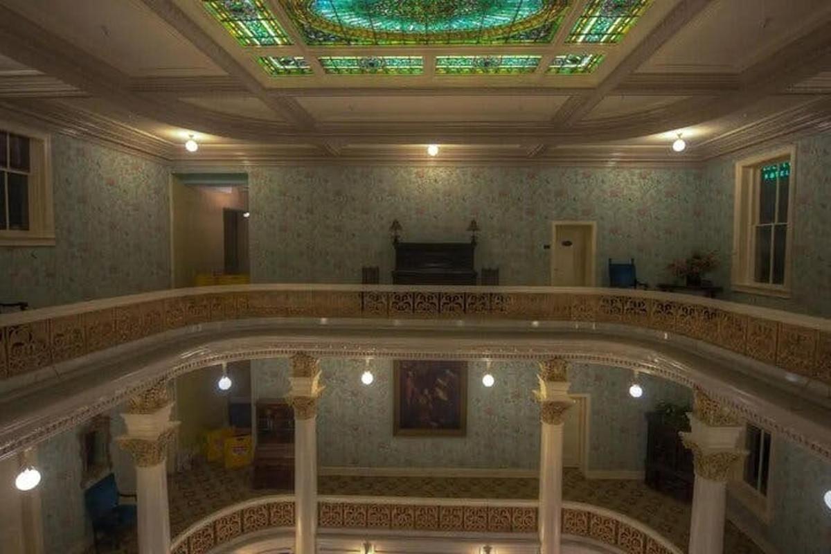 una piscina in un edificio con un soffitto in vetro colorato
