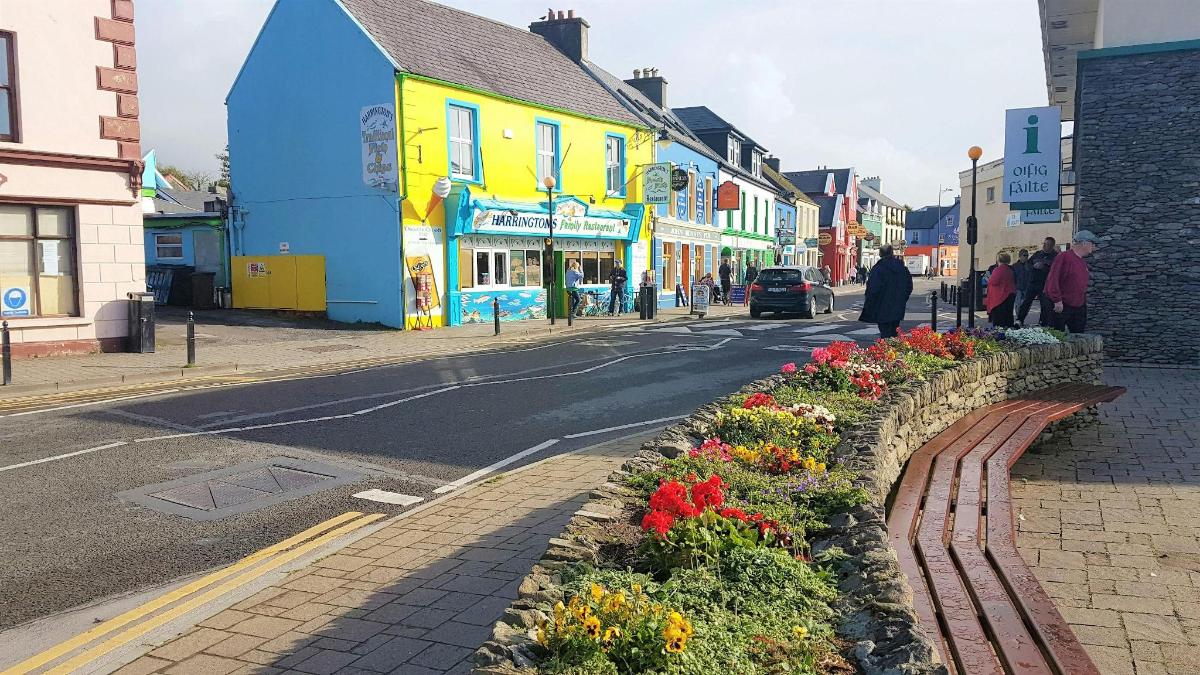 una strada in una città con edifici colorati e fiori