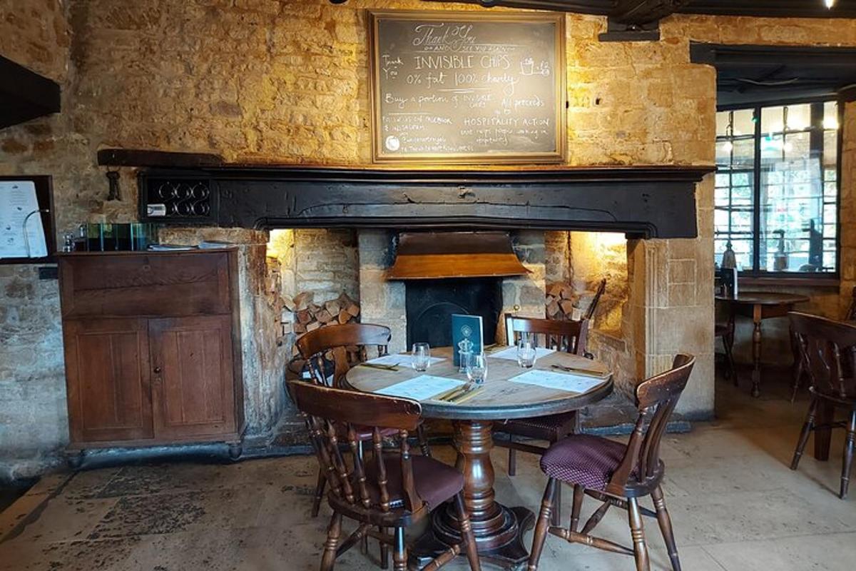 una sala da pranzo con tavolo e camino