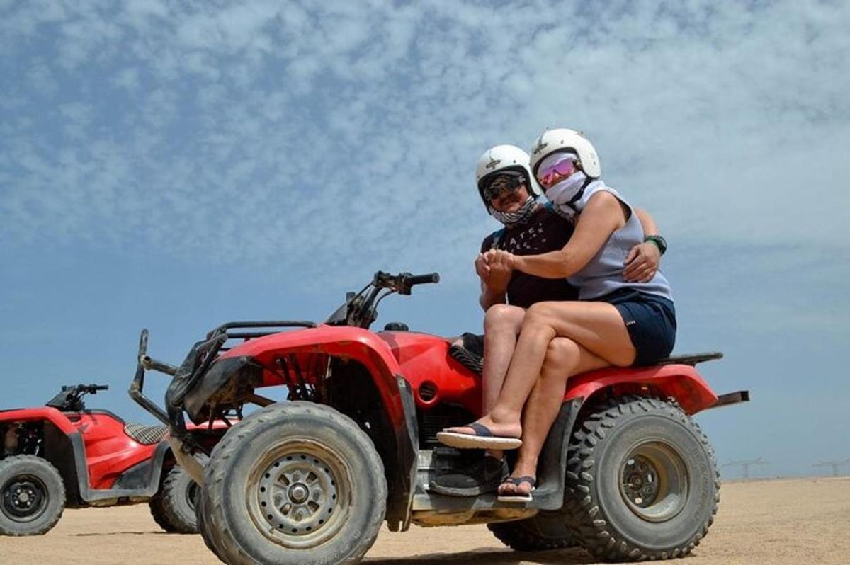 un home i una dona asseguts a la part posterior d'un quad