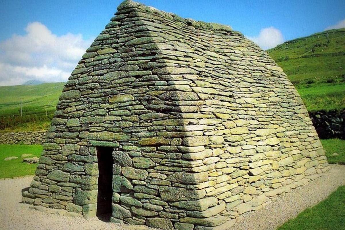 steinhús með hurð í túni
