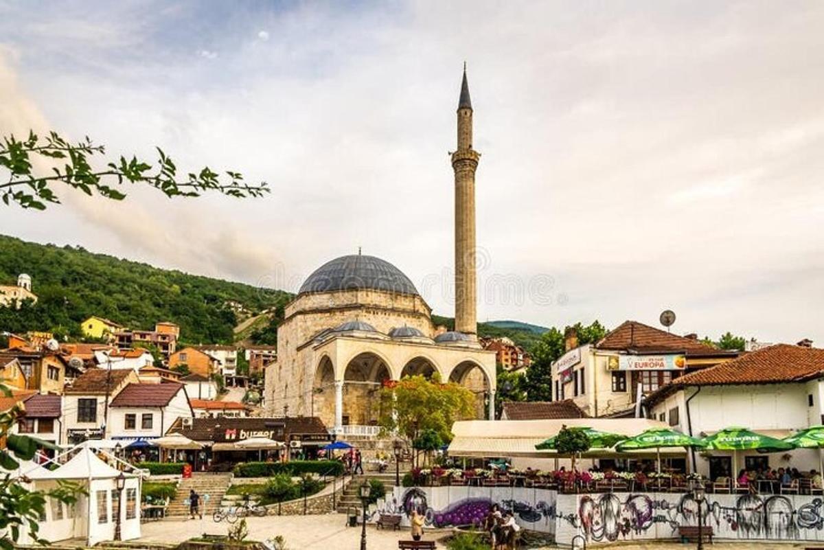 mešita s minaretem uprostřed města