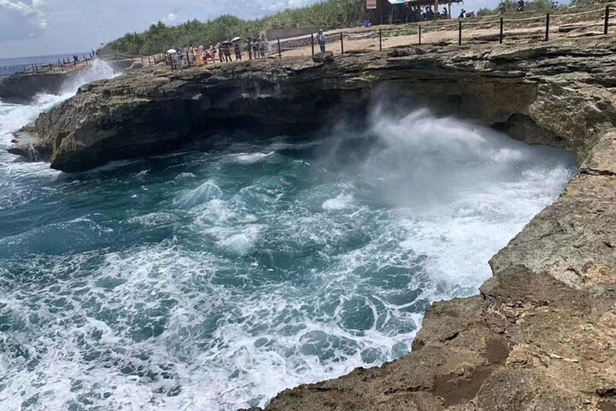 ein Gewässer neben einer Klippe mit Wellen