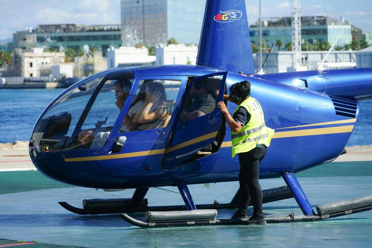 Μια γυναίκα κατεβαίνει από ένα μικρό αεροπλάνο