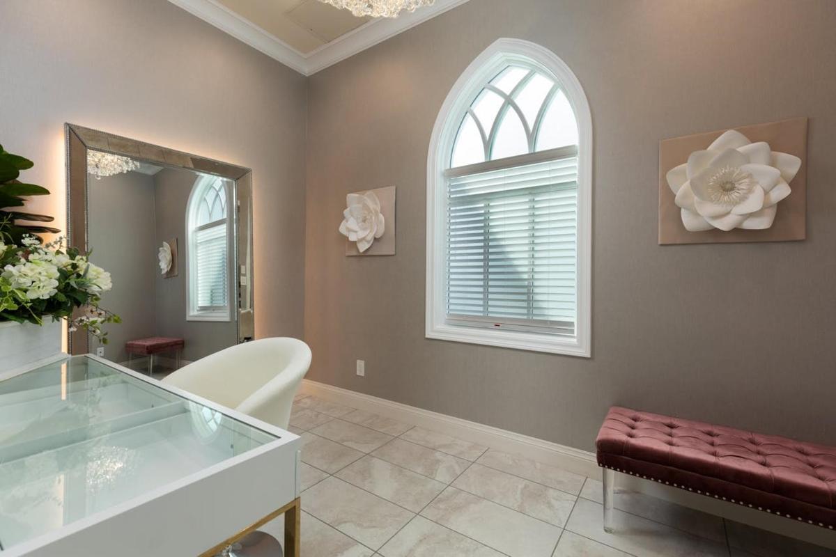 un salon avec un miroir et une fenêtre