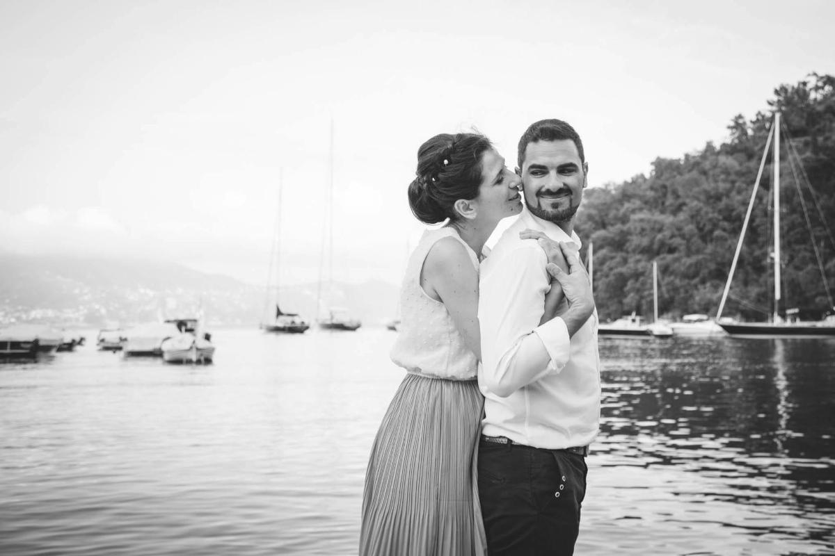 ένας άντρας και μια γυναίκα που στέκονται δίπλα σε ένα υδάτινο σώμα