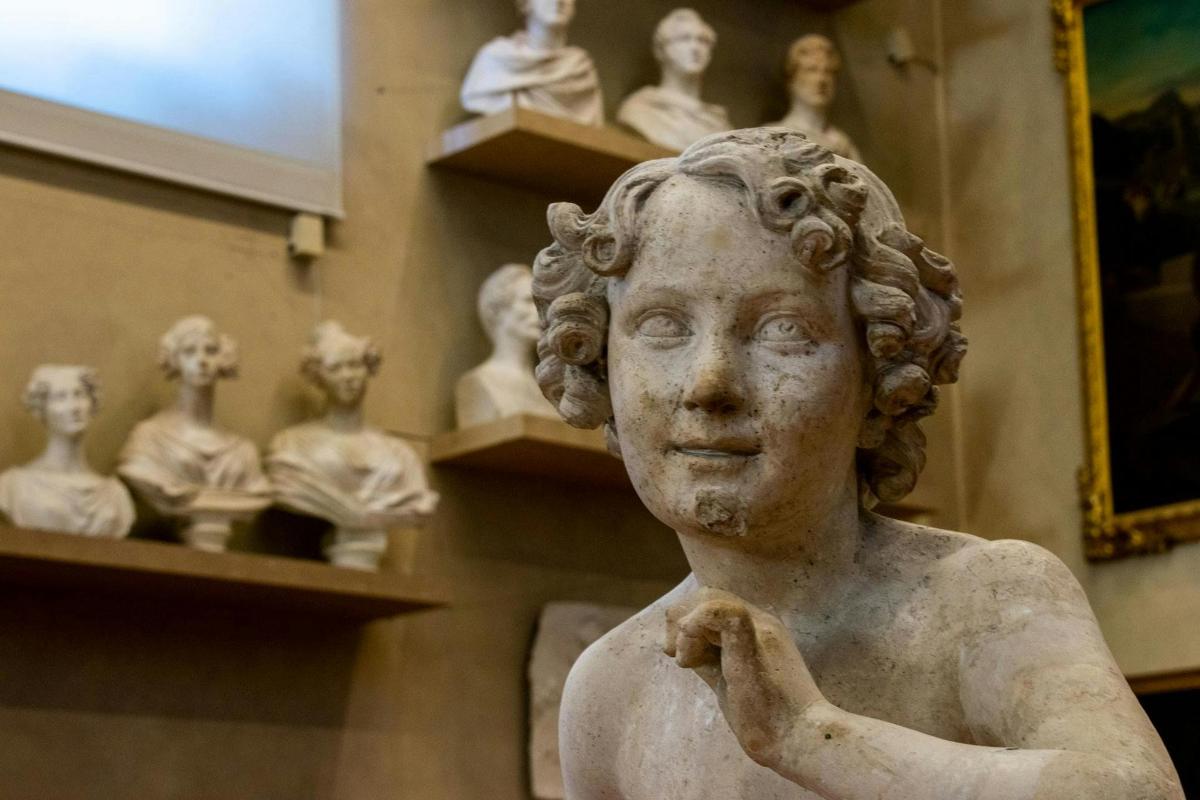 statua kobiety w muzeum