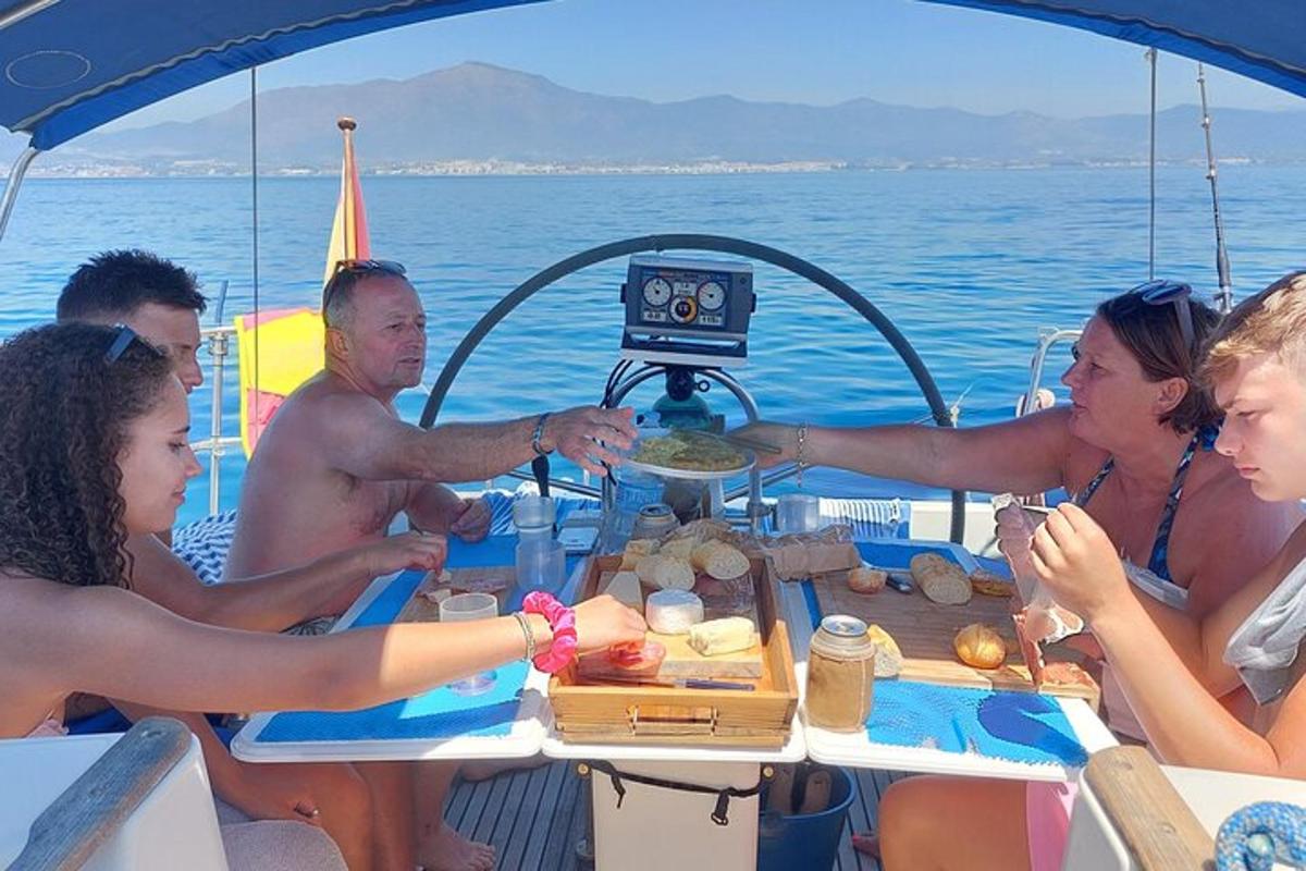 skupina ljudi, ki sedijo okoli mize na čolnu