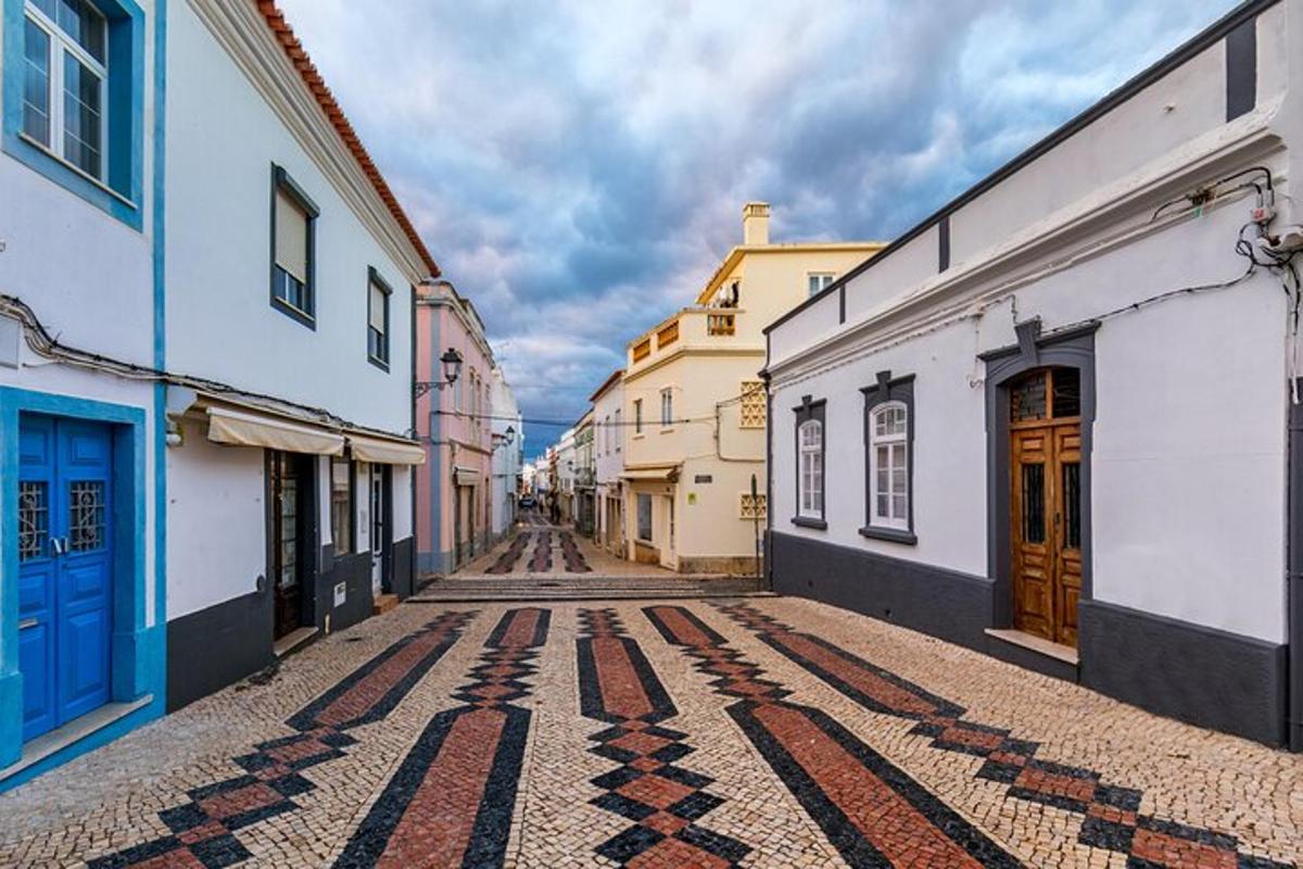 una strada vuota in una città con edifici