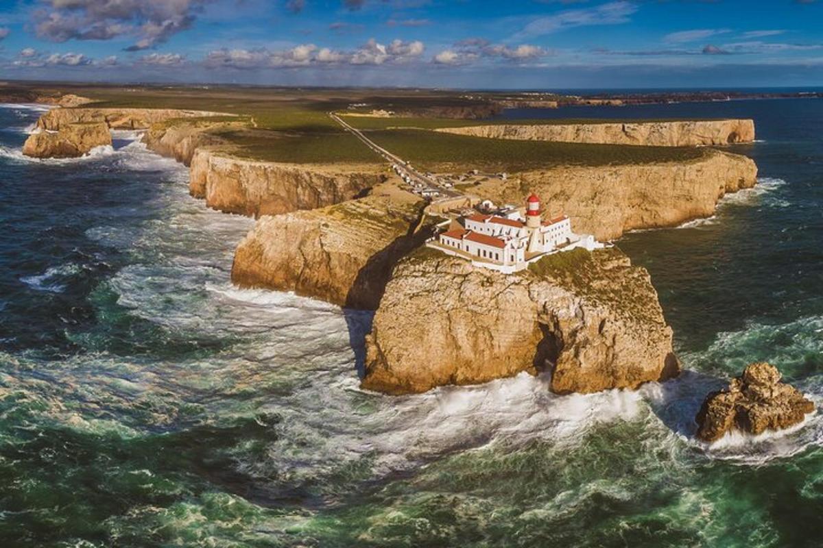 un faro su un'isola rocciosa nell'oceano
