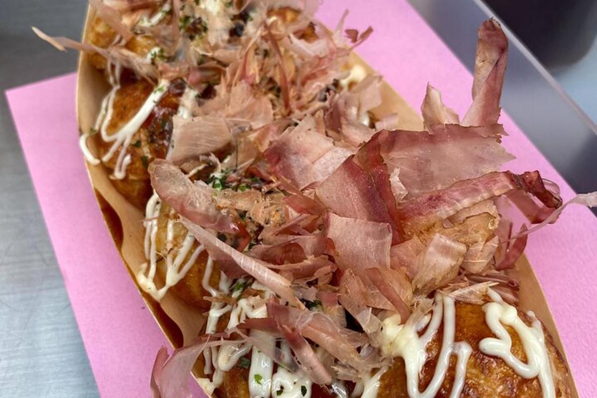 um prato rosa de comida com carne e macarrão
