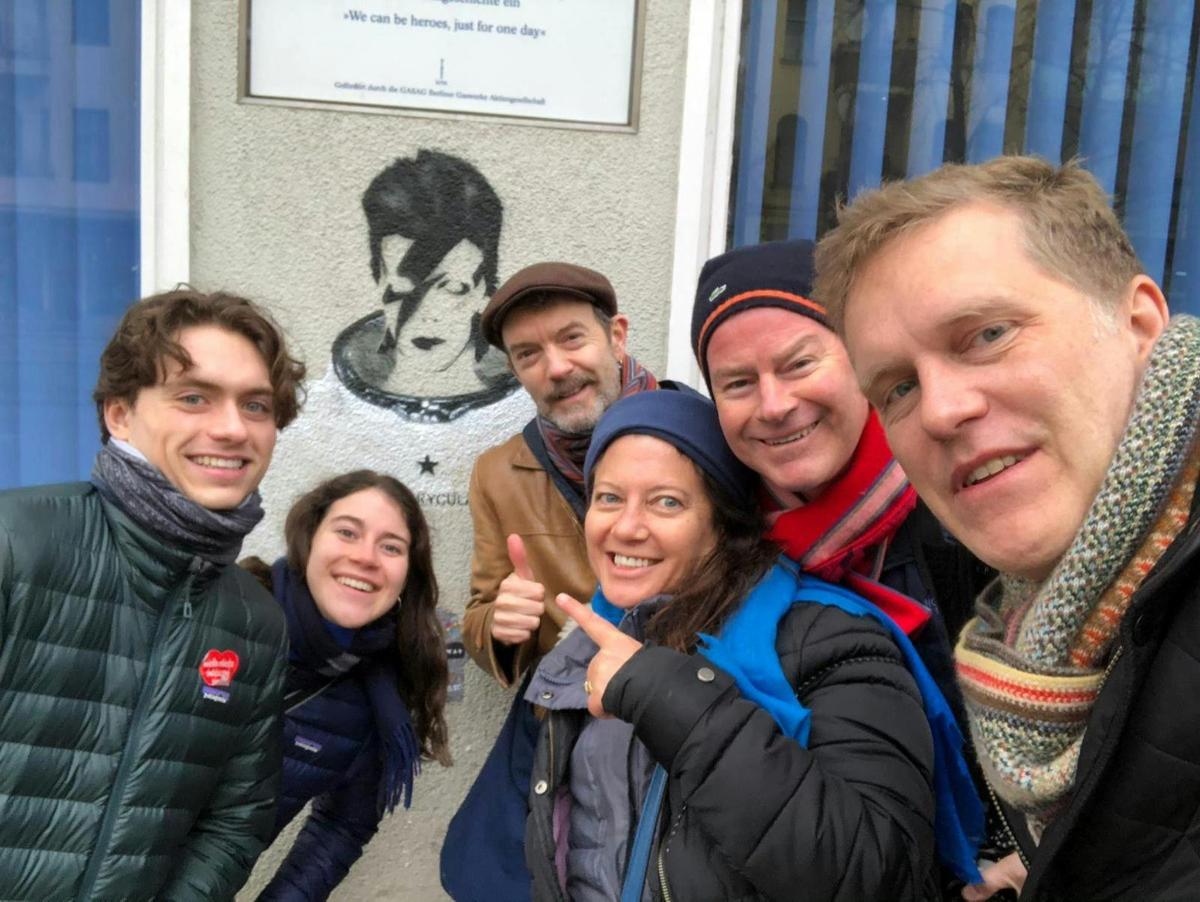 un gruppo di persone che posano per una foto