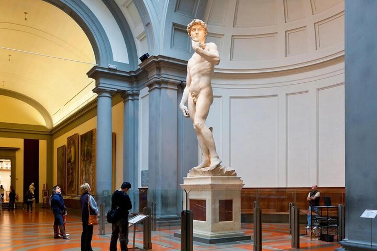 patsas museossa, jota ihmiset katsovat