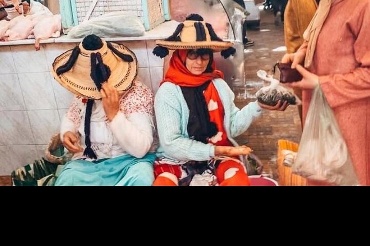 duas mulheres usando chapéus sentadas uma ao lado da outra