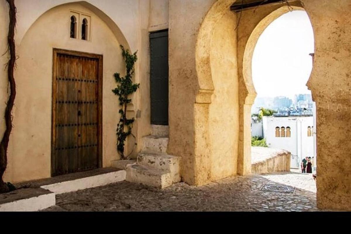 uma entrada para um edifício com uma porta de madeira