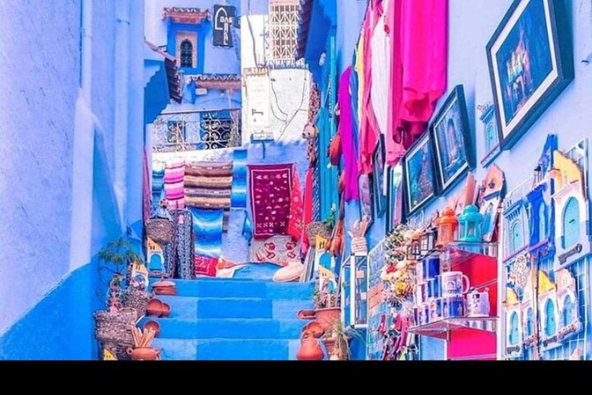 um mural de uma cidade com escadas e edifícios