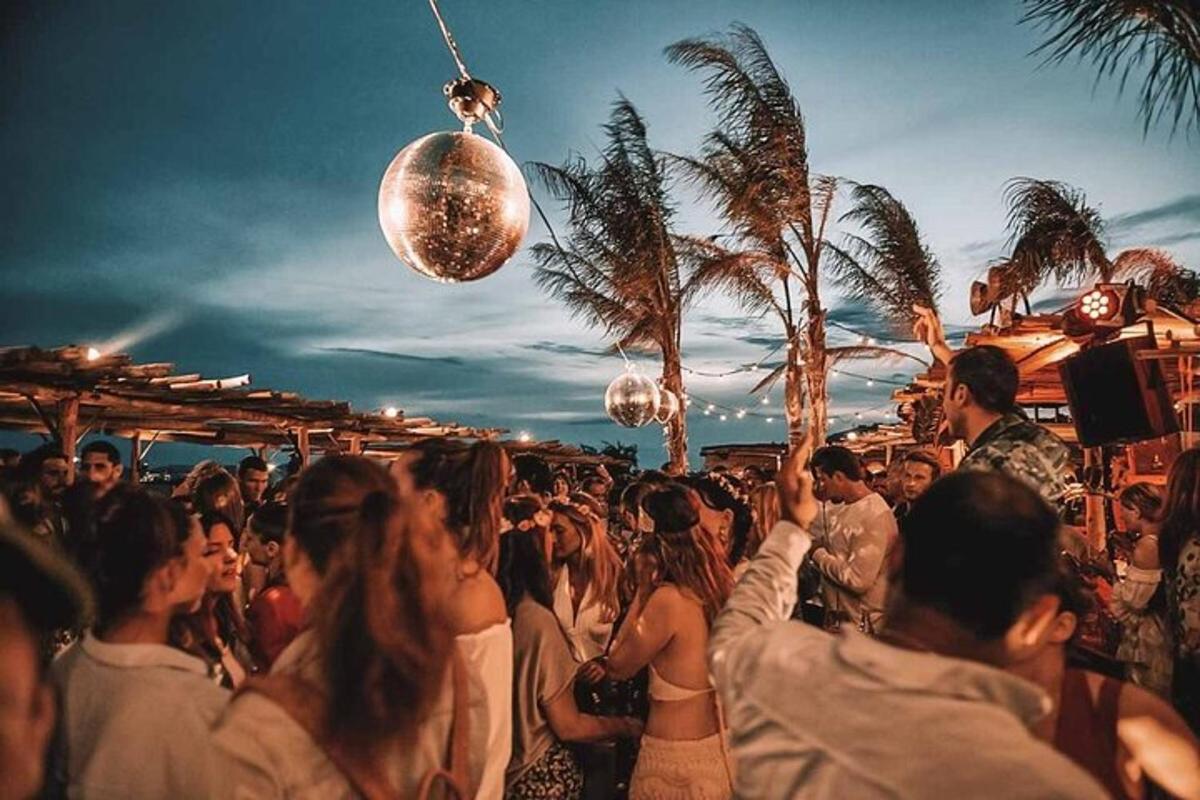 una multitud de personas en una fiesta por la noche