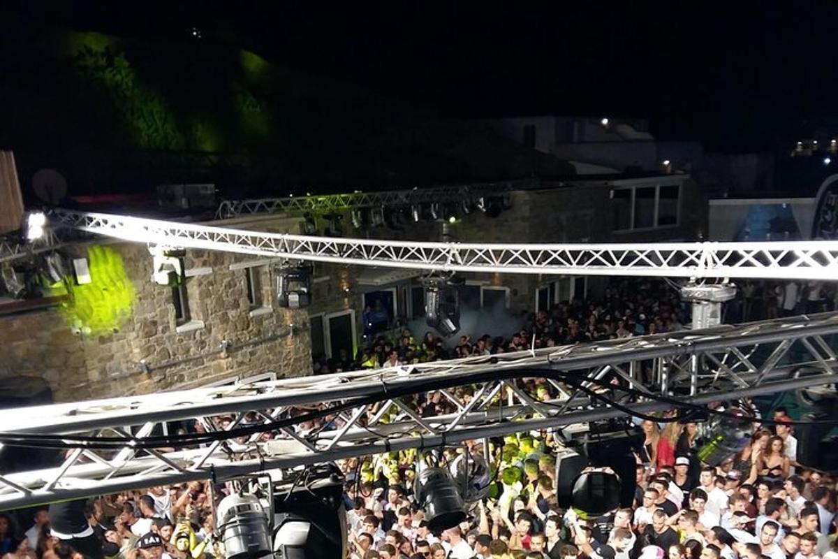 vista cenital d'una multitud de persones en un concert