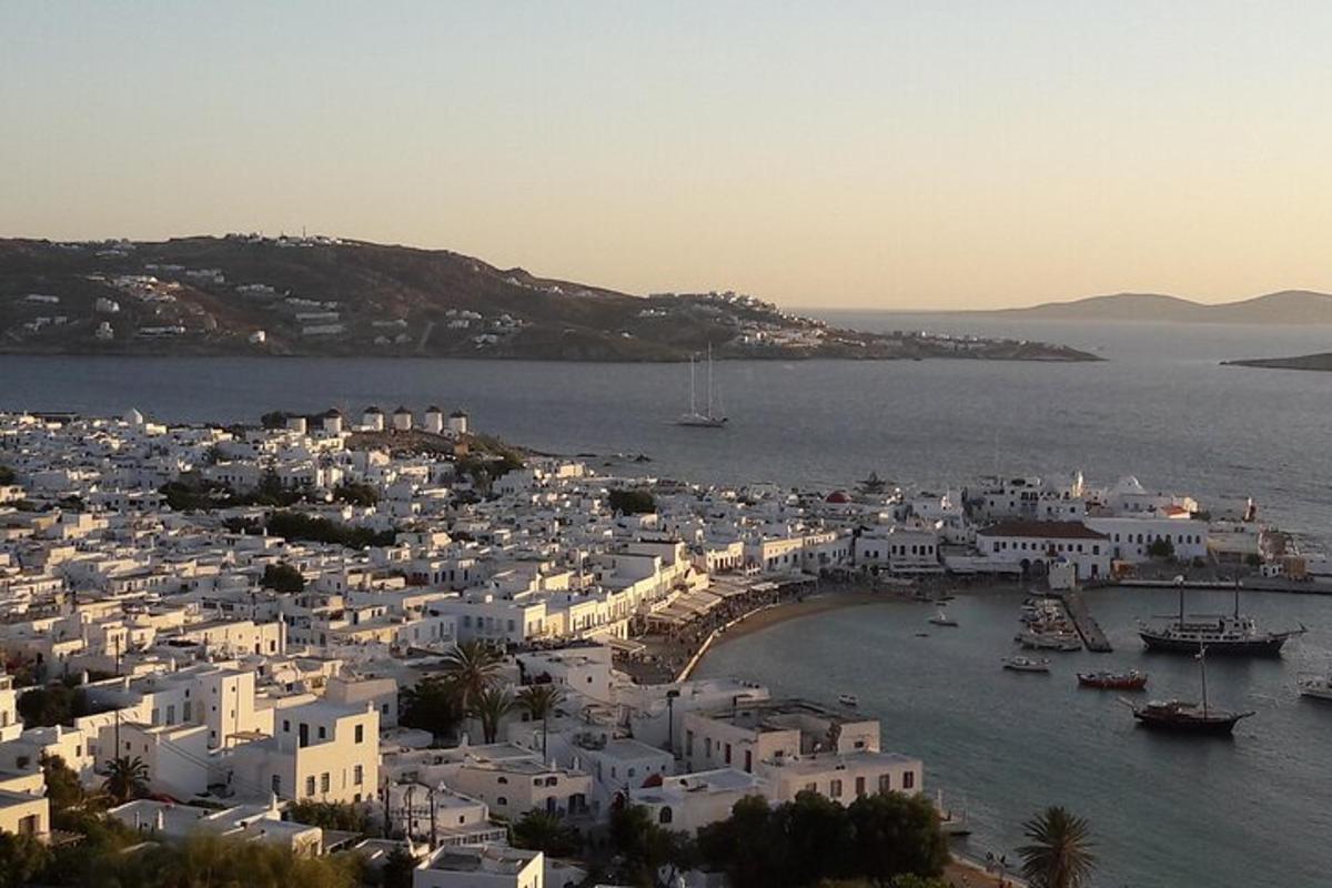 una vista d'una ciutat amb edificis blancs i l'aigua