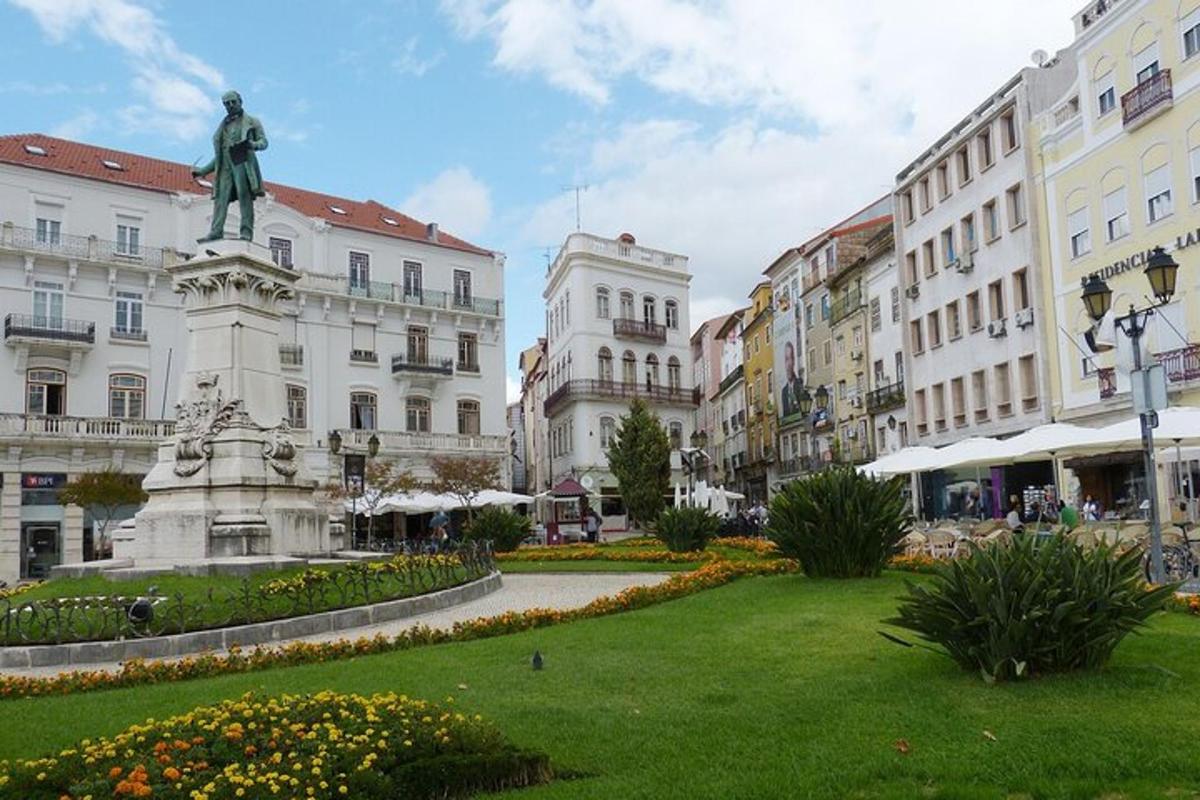 socha uprostřed města s budovami