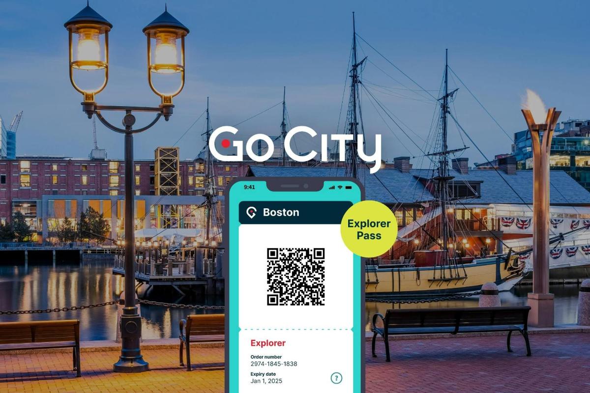 ein Schild mit der Aufschrift „Go City“ mit Bänken und einem Hafen