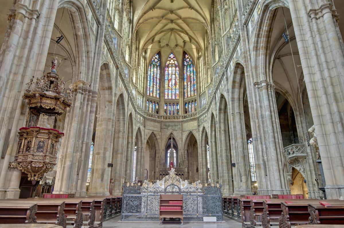 una grande cattedrale con sedie e un trono al suo interno