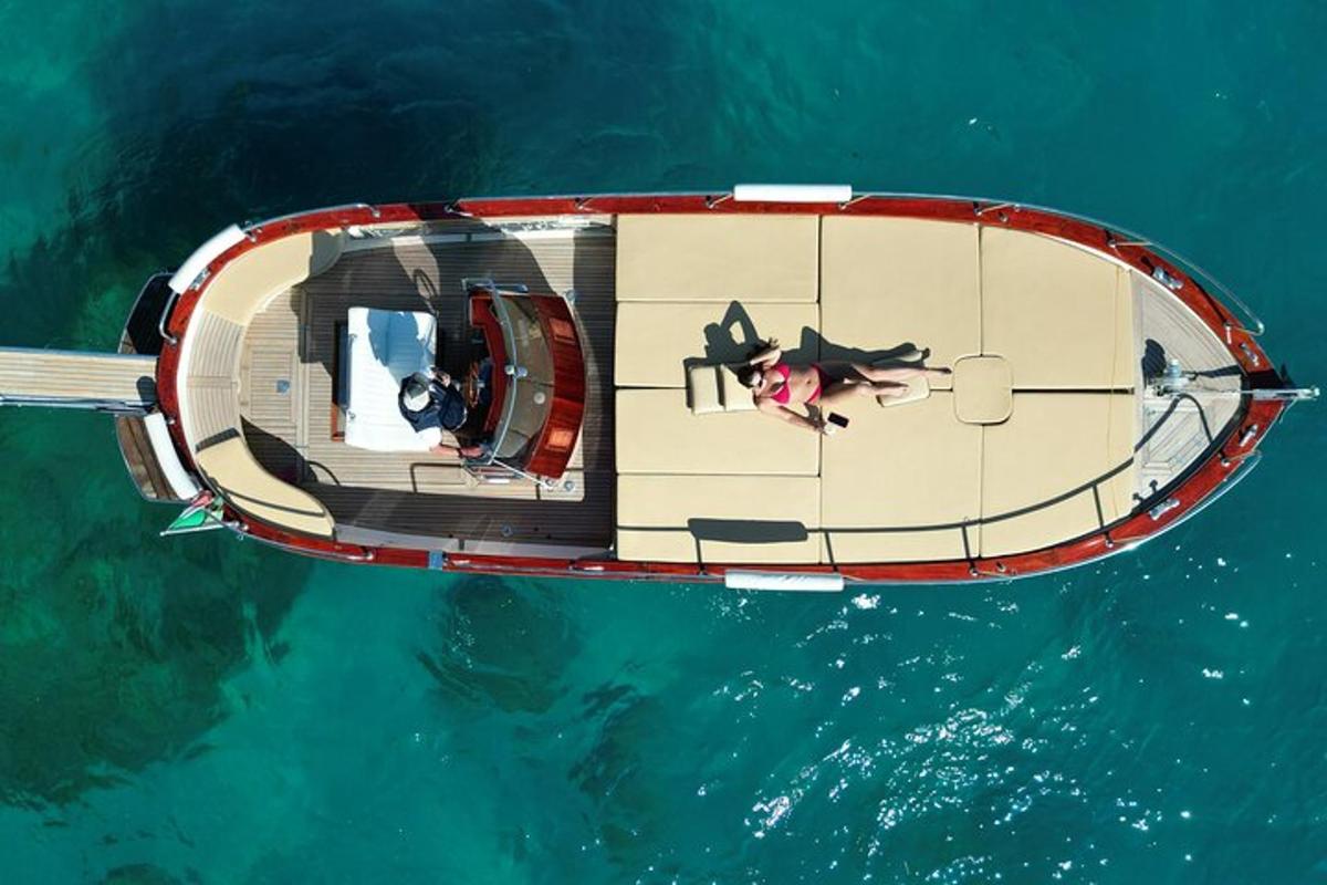 eine Draufsicht auf ein Boot im Wasser