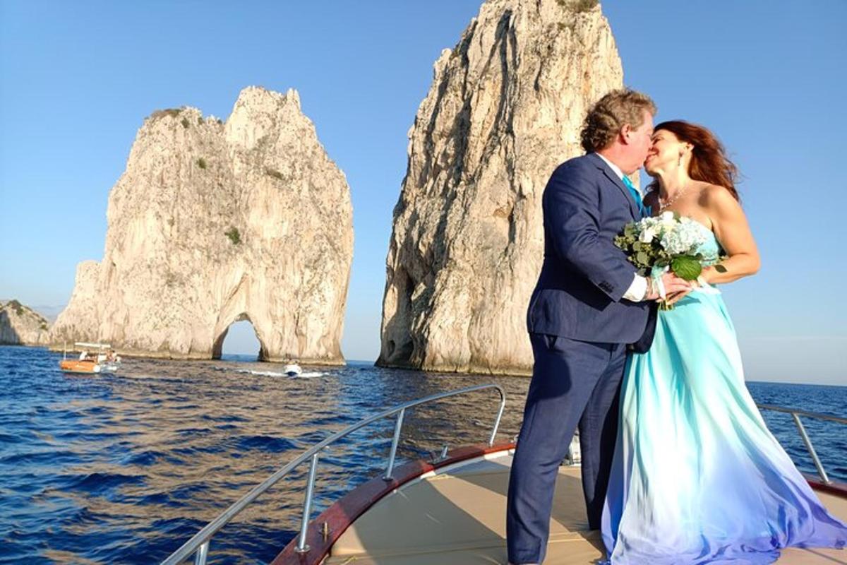 pasangan pengantin bercium di haluan perahu