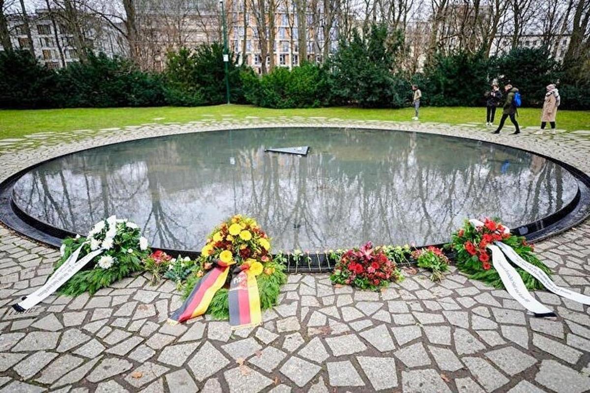 kruh s květinami a jezírkem v parku