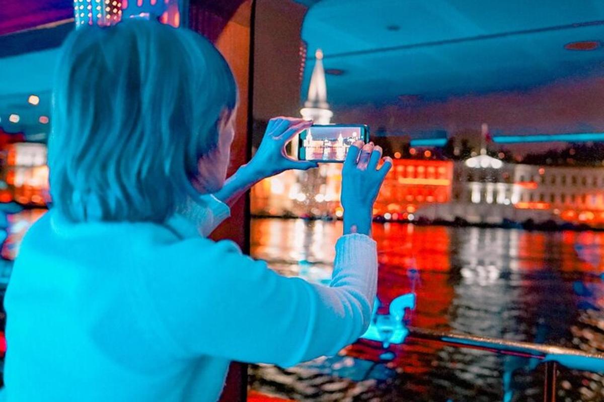 naine pildistab oma mobiiltelefoniga linna
