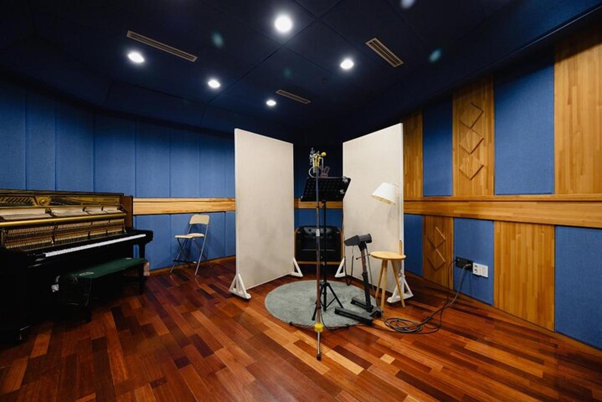 una sala de gravació amb un piano i un escenari