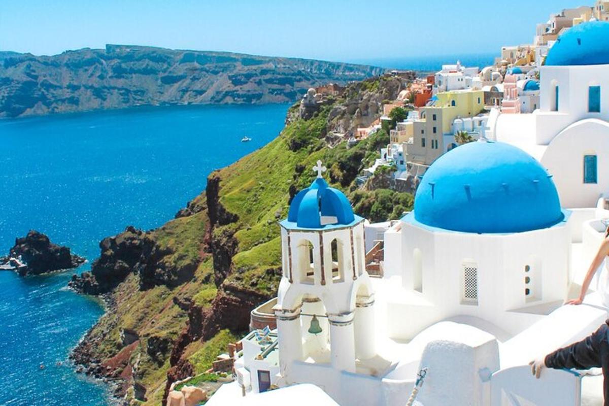 Útsýni yfir Santorini-eyjuna með bláum hvelfingarbyggingum