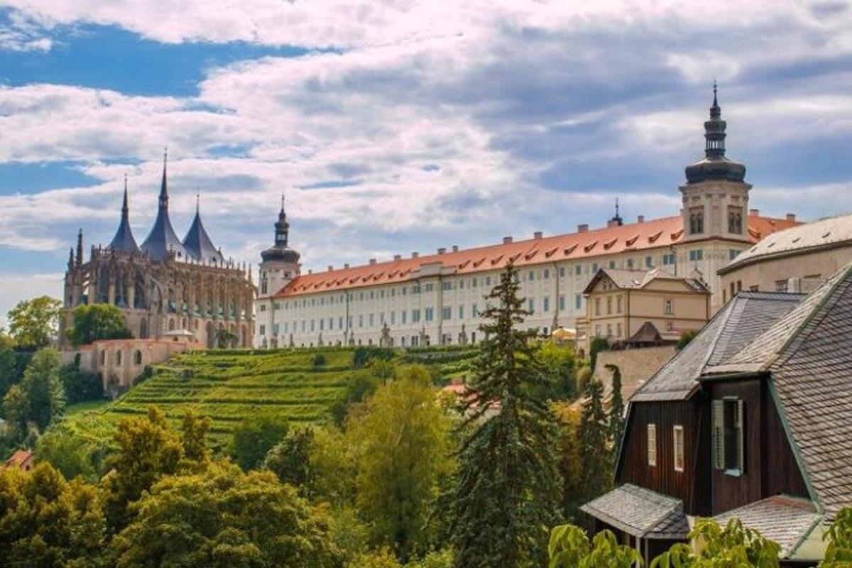 o clădire mare cu un castel în fundal