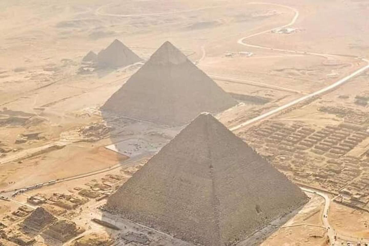 pemandangan udara piramid giza