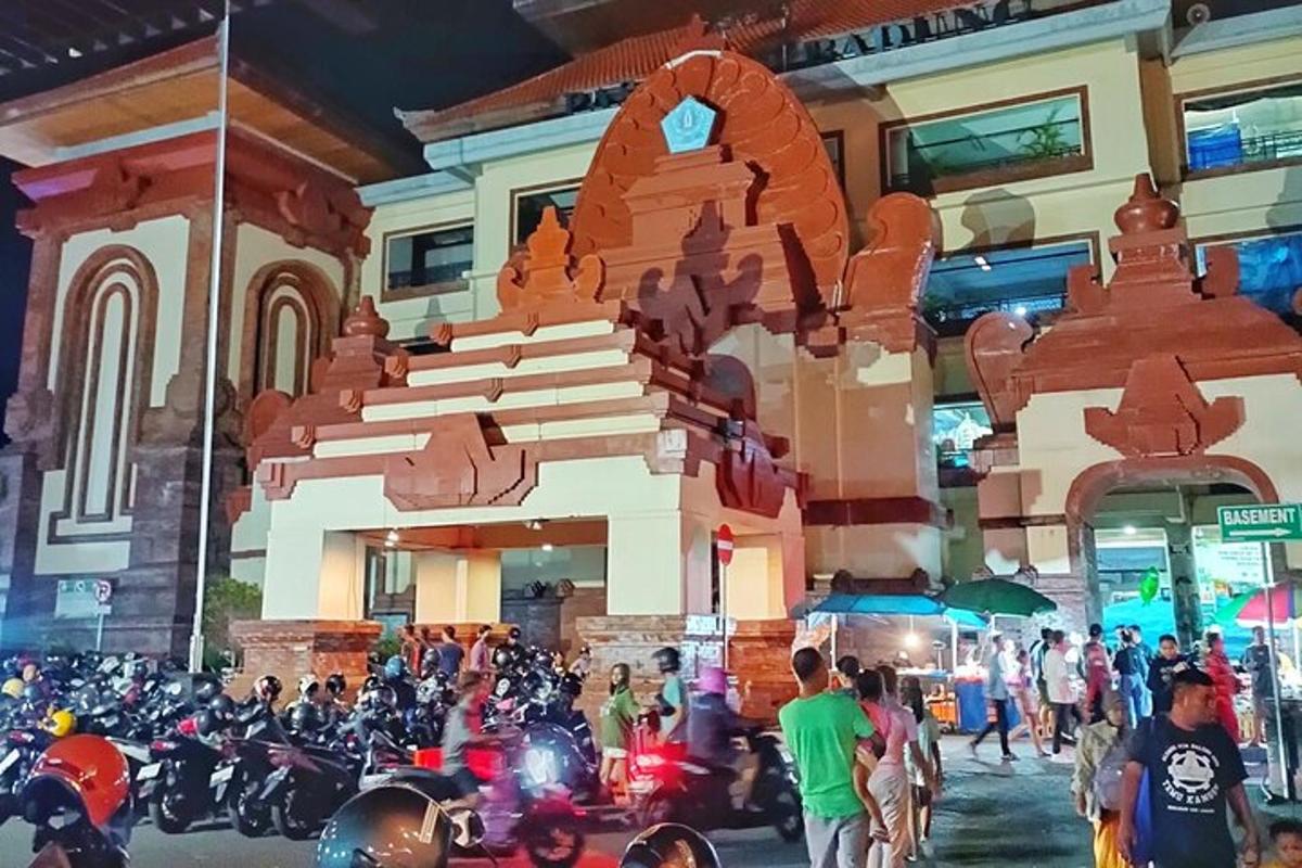 sekumpulan motosikal diletakkan di hadapan sebuah bangunan