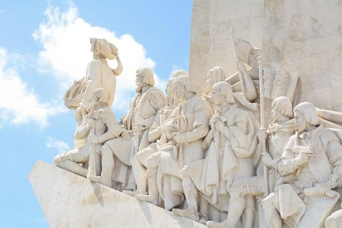 uma estátua ao lado de um monumento