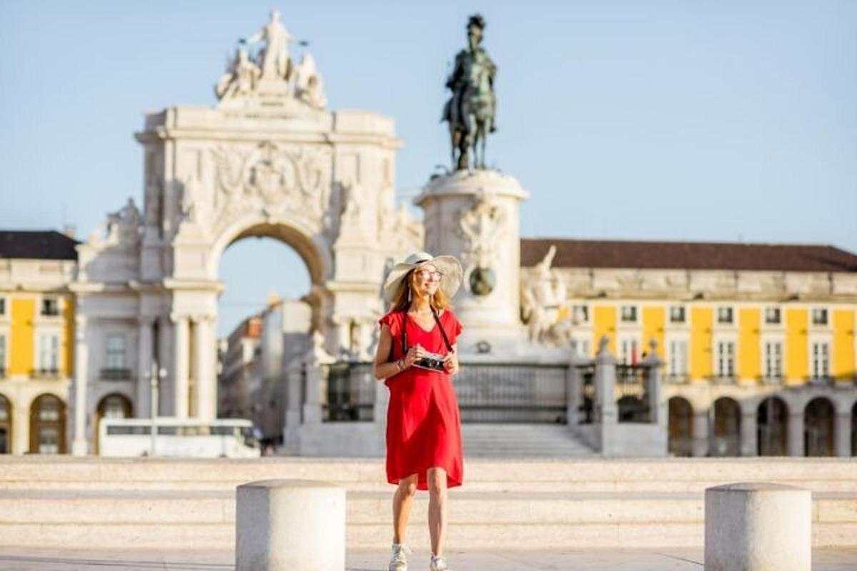 uma mulher de vestido vermelho parada em frente a um prédio