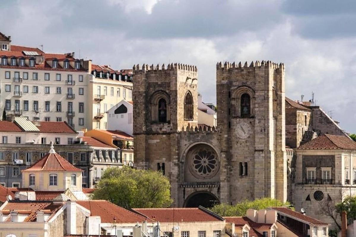 um prédio antigo em uma cidade com prédios